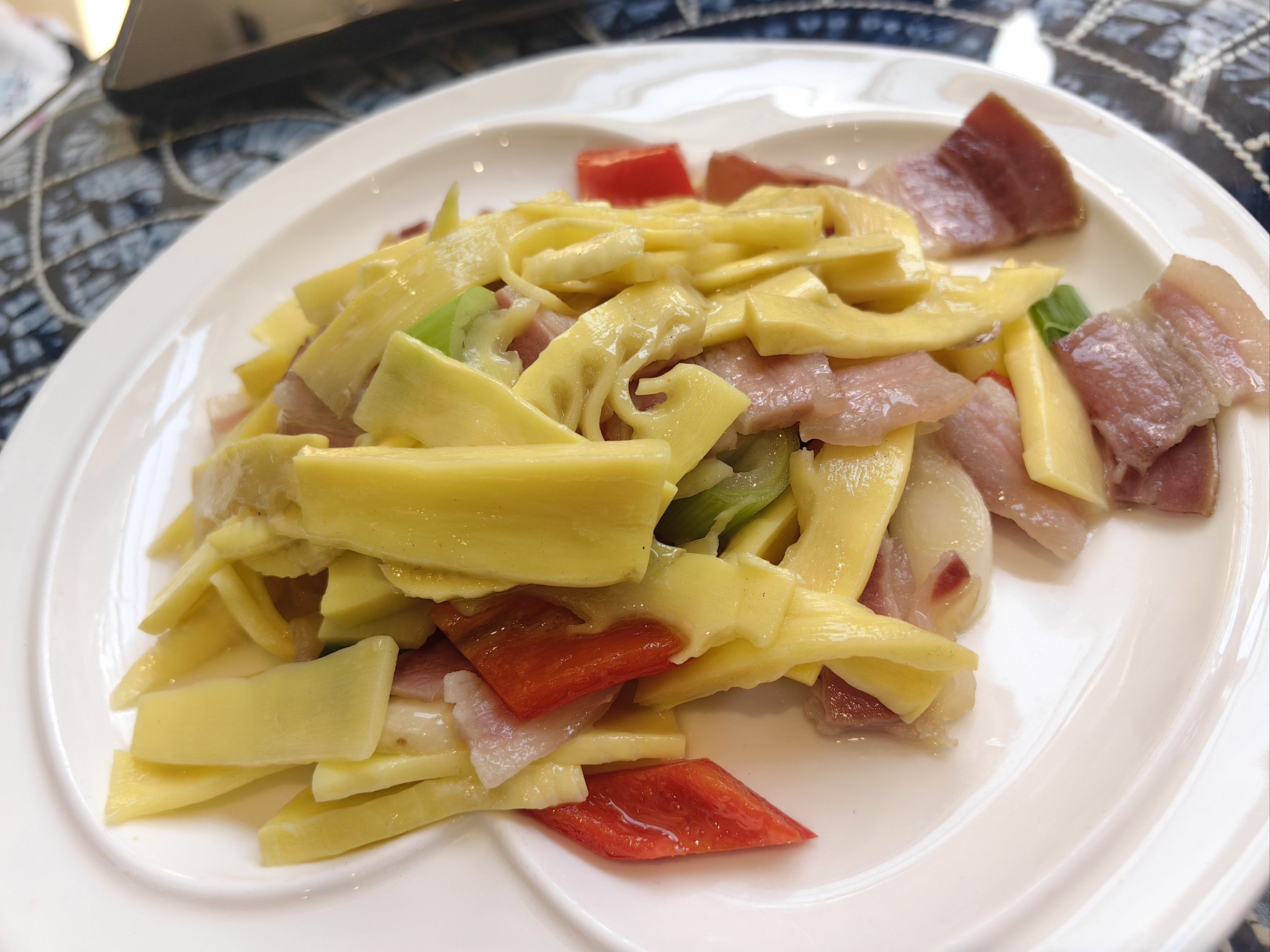 酸筍炒臘肉（普洱、西雙版納）