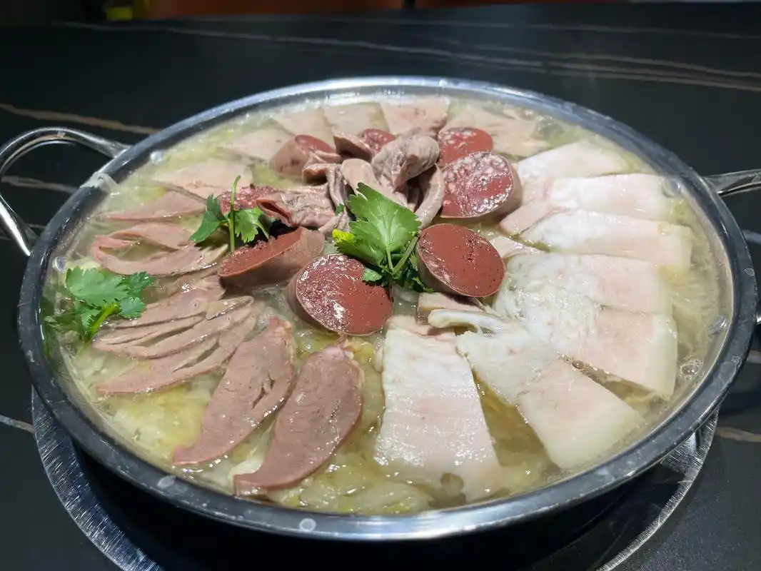 鐵鍋燉與殺豬菜