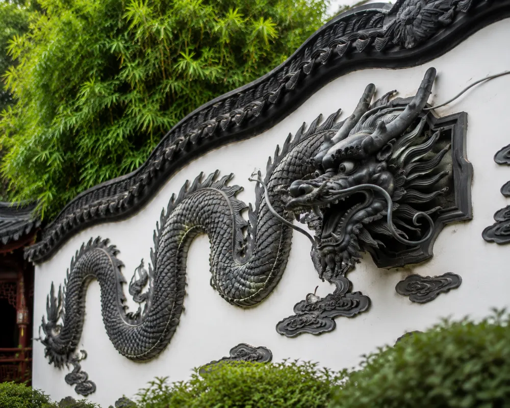 上海豫園古典園林點春堂特色建築穿龍牆