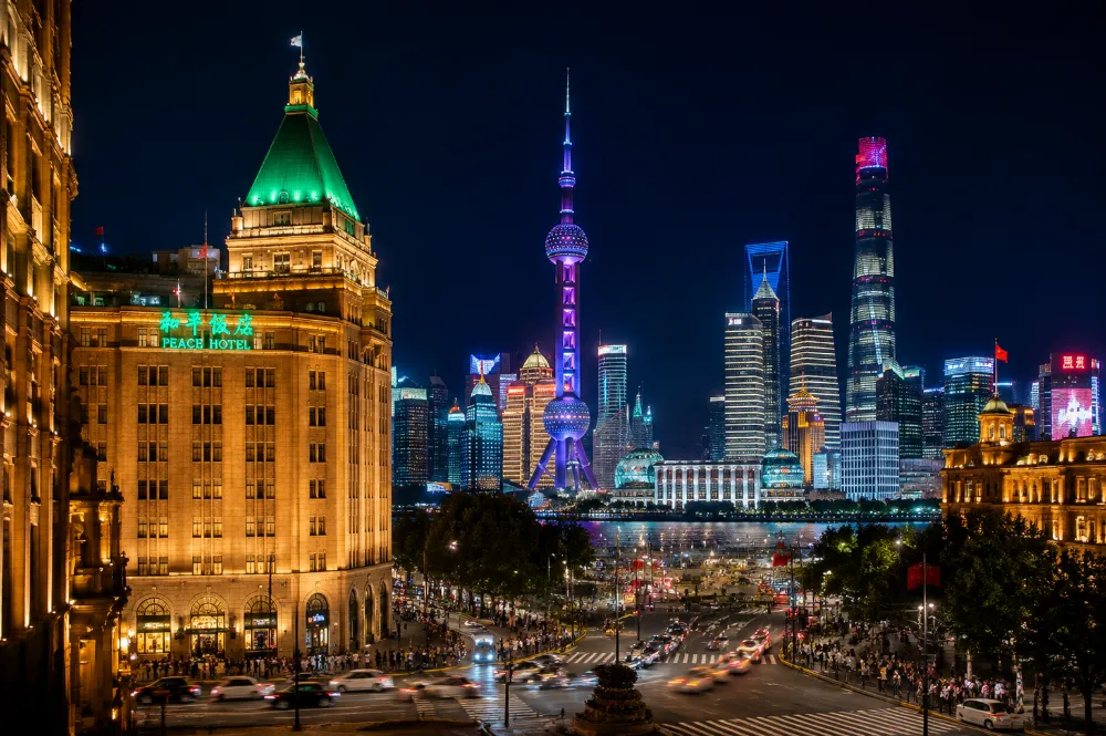 上海南京路盡頭和平飯店與外灘黃浦江夜景地標
