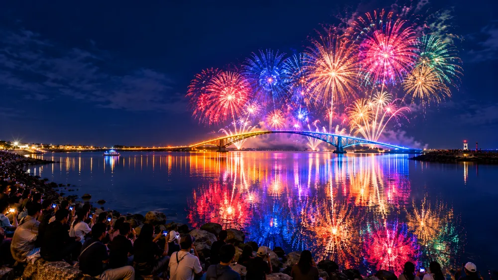 澎湖國際海上花火節，西瀛虹橋煙火與海面倒影形成鏡面效果