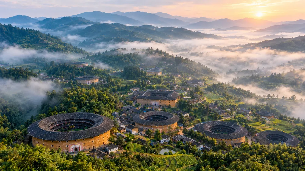 福建土樓山區晨霧與土樓群全景